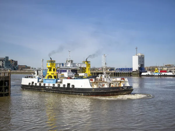 LONDON, İngiltere - Nisan 05, 2018: Thames Nehri üzerindeki Woolwich Feribotu 