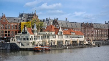 AMSTERDAM, NETHERLANDS - MAYIS 01, 2018: İstasyondaki Loetje Centraal Cafe 'nin dış görünümü