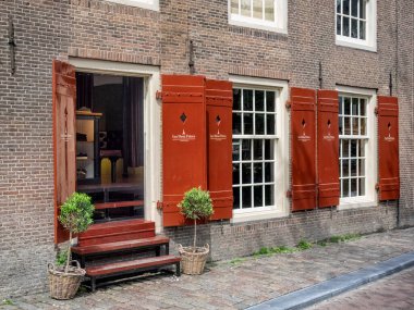 AMSTERDAM, NETHERLANDS - MAYIS 01, 2018: Oudezijds Voorburgwal 'daki Les Deux Freres mağazasının kepenkleri