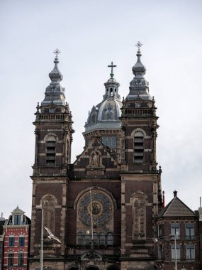 AMSTERDAM, NETHERLANDS - MAYIS 01, 2018: Prins Hendrikkade 'deki St. Nicholas Bazilikası' nın (Sint-Nicolaasbasiliek) dış görünümü