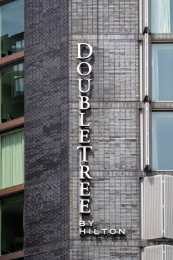 AMSTERDAM, NETHERLANDS - MAYIS 01, 2018: Centraal Station tarafından Hilton tarafından Çifte Ağaç Oteli için imza