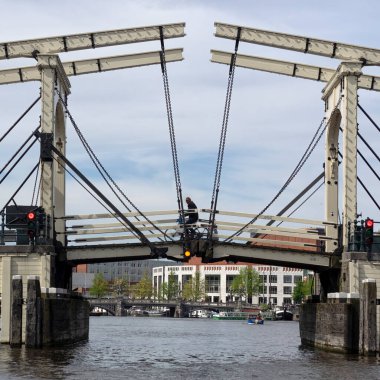 AMSTERDAM, NETHERLANDS - MAYIS 01, 2018: Sıska Köprü 'de bisikletçi (Magere Brug)