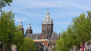 AMSTERDAM, NETHERLANDS - MAYIS 01, 2018: Nieuwe Zijde bölgesindeki Sint Nicolaaskerk Kubbesi 'nin dış görünüşü