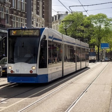 AMSTERDAM, NETHERLANDS - MAYIS 01, 2018: 2 numaralı yolda GVB tramvayı