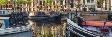 AMSTERDAM, NETHERLANDS - MAYIS 01, 2018: Brouwersgracht kanalındaki tekne ve yüzen manzarası