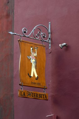 Santa CRUZ DE TENERIFE, Kanada Adaları - 29 Ekim 2025: Calle Clavel 'deki La Hierbita restarAunt' ın dışını imzala