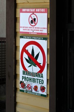 BASSETERRE, St. Kitts - Kasım 05, 2005: Marihuana yasaklandı tabelası 