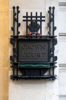 LONDON, İngiltere - 29 Kasım 2025: Londra 'daki Crown Court' un eski vintage tabelası