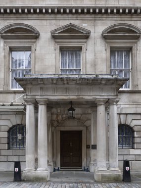 LONDON, İngiltere - 29 Kasım 2025: Londra 'daki Malikane' nin yan girişi