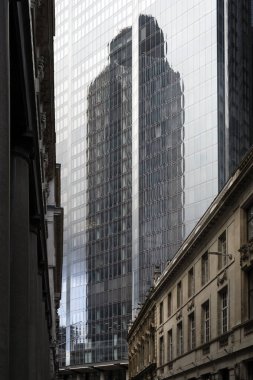 LONDON, İngiltere - 29 Kasım 2025: 22 Bishopsgate 'deki binanın camlarına yansıyan 42. Kule görüntüsü