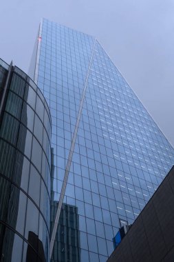 LONDON, İngiltere - 11 Kasım 2025: 52 Lime Caddesi 'ndeki gökdelen binasının dış görünümü (Neşter))