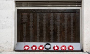 Londra Borsası 'nın Paternoster Meydanı' ndaki Menkul Kıymetler Borsası önünde düşen Savaş Anıtı