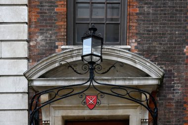 LONDON, İngiltere - 11 Kasım 2025: St. Paul Katedrali 'nin kapısında imzalı eski lamba