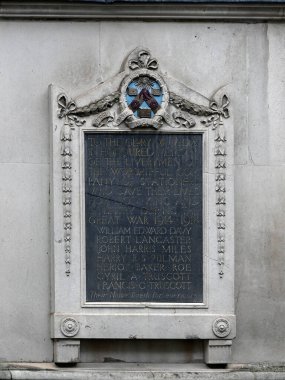 LONDON, İngiltere - 11 Kasım 2025: Londra Belediyesi, 1. Dünya Savaşı Kırtasiye Sarayı 'ndaki Saygıdeğer Kırtasiyeciler Bölüğünün Şehit Olduğu Anma Tableti