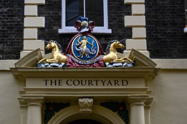 LONDON, İngiltere - 11 Kasım 2025: Blackfriars Lane Eczacıların Livery Hall bir parçası Avlu için imza