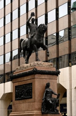 LONDON, İngiltere - 11 Kasım 2025: Holborn Sirki 'nde Prens Albert anıtı