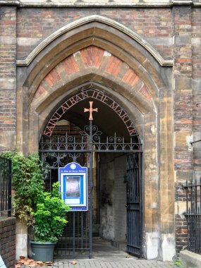 LONDON, İngiltere - 11 Kasım 2025: Şehit Kilisesi St Alban Girişi, Holborn