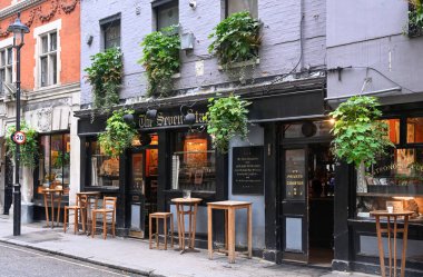 LONDON, İngiltere - 11 Kasım 2025: Carey Caddesi, Holborn 'daki Seven Stars barının dışı