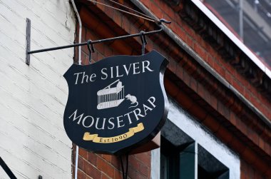 LONDON, İngiltere - 11 Kasım 2025: Carey Caddesi 'ndeki Woodhouse' un oğlu Silversmith ve Kuyumcu dükkanının önündeki gümüş fare kapanı tabelası