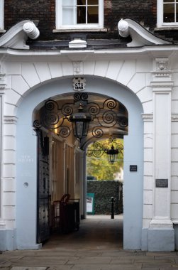 LONDON, İngiltere - 11 Kasım 2025: New Square Lincoln 's Inn' e açılan geçit