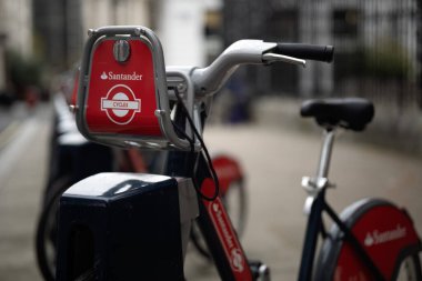 LONDON, İngiltere - 11 Kasım 2025: Chancery Lane 'deki kiralık yanaşma istasyonunda Santander motosikletleri ve reklam tabelası