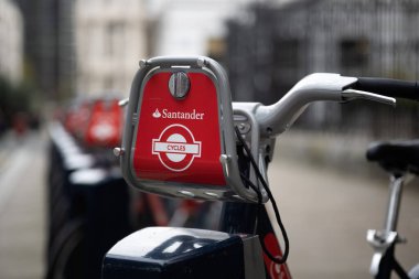 LONDON, İngiltere - 11 Kasım 2025: Chancery Lane 'deki kiralık yanaşma istasyonunda Santander motosikletleri ve reklam tabelası