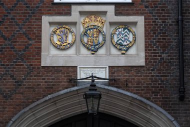 LONDON, İngiltere - 11 Kasım 2025 'te Lincoln Hanının dışındaki duvarda Arma Arması