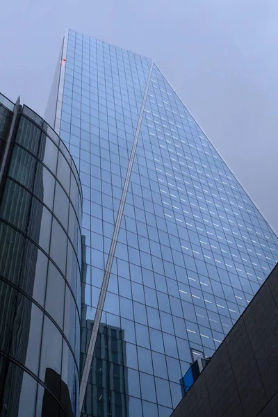 LONDON, İngiltere - 11 Kasım 2025: 52 Lime Caddesi 'ndeki gökdelen binasının dış görünümü (Neşter))