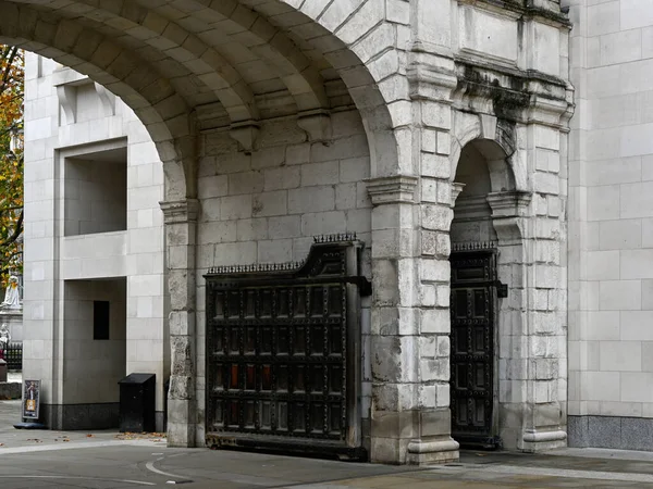 LONDON, İngiltere - 11 Kasım 2025: Paternoster Meydanı Tapınak Bar kapısı