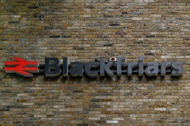 LONDON, İngiltere - 12 Kasım 2025 Blackfriars tren istasyonunun önünü imzalayın