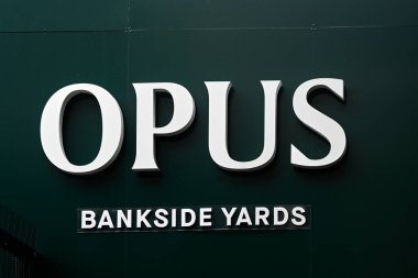 LONDON, İngiltere - 12 Kasım 2025: Southwark Bankside Yards Opus konut binası için imza