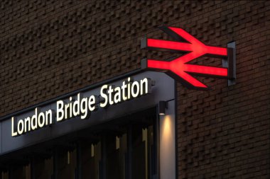 LONDON, İngiltere - 12 Kasım 2025: Londra Köprü İstasyonu için İngiliz Demiryolu tabelası