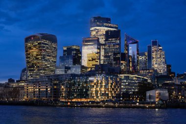 Londra, İngiltere - 12 Kasım 2025 'te Londra' nın gece manzarası