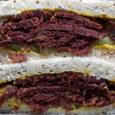 Yiyecek pazarındaki tuzlu biftekli sandviçe yakın çekim.