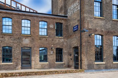 LONDON, İngiltere - 20 Şubat 2019: Stable Caddesi 'ndeki eski Viktorya dönemi binası - Kings Cross yeniden yapılanmasının bir parçası