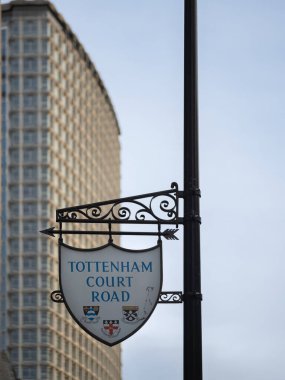LONDON, İngiltere - 17 OCAK 2026 Tottenham Court Yolu 'nu imzala