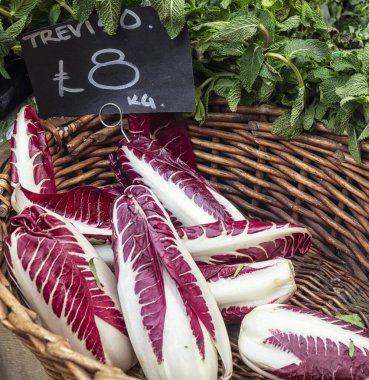 LONDON, İngiltere - 27 Nisan 2019: Treviso Red Chicory Fiyat etiketli bir çiftçi pazarında satılık