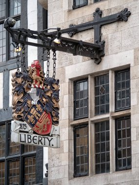 LONDON, UK - Mayıs 06, 2019: West End 'deki Liberty mağazasının önünde imzala