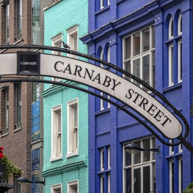 LONDON, İngiltere - Mayıs 06, 2019: Batı yakasındaki Carnaby Caddesi 'ndeki renkli bina ve tabela