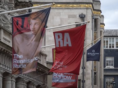 LONDON, İngiltere - Mayıs 06, 2019: Burlington Gardens Kraliyet Sanat Akademisi 'nin önündeki pankart