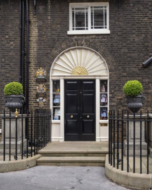 LONDON, İngiltere - Mayıs 06, 2019: West End 'deki Burlington Gardens' taki Ede ve Ravenscroft 'un lüks Terzisine Giriş