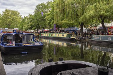 LONDON, İngiltere - Mayıs 06, 2019: Büyük Birlik Kanalı ve Vekil Kanalı 'nın kesiştiği Küçük Venedik' te düzenlenen Narrowboat Cavalcade festivali