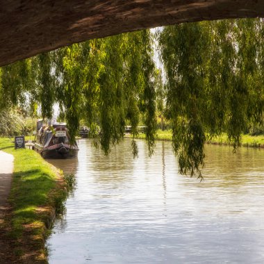 STOKE BRUERNE, NORTHAMPTONSHIRE, İngiltere - 10 Mayıs 2019: Köprü yoluyla Büyük Birlik Kanalı