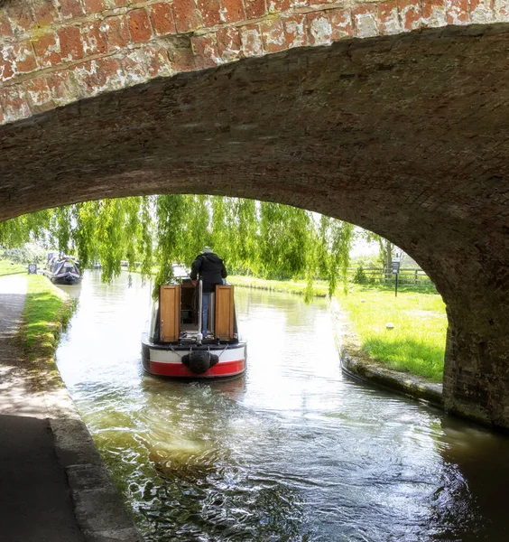 STOKE BRUERNE, NORTHAMPTONSHIRE, İngiltere - 10 Mayıs 2019: Büyük Birlik Kanalı üzerindeki köprüden görünen dar tekne