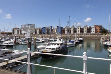 St. HELIER, JERSEY, CHANNEL Adaları - HAZİRAN 08, 2019: Limandaki küçük tekneler