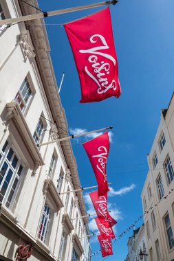 JERSEY, CHANNEL Adaları - HAZİRAN 08, 2019: King Caddesi, Saint Helier 'deki Voisins mağazasının üstündeki pankart