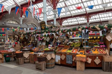 JERSEY, CHANNEL Adaları - HAZİRAN 08 2019: Saint Helier 'deki Merkez Market' in içindeki güzel meyve ve sebze tezgahı