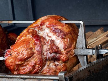 Geleneksel Veprevo dizi (domuz budu) Çek Cumhuriyeti Prag 'da bir barbekü partisinde kızartılıyor.