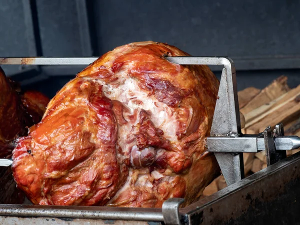 Geleneksel Veprevo dizi (domuz budu) Çek Cumhuriyeti Prag 'da bir barbekü partisinde kızartılıyor.