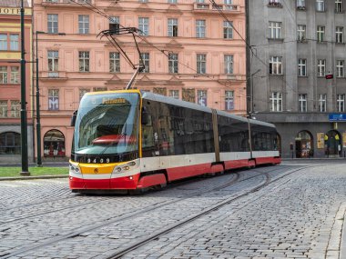 PRAG, CZECH CUBLIC - 19 Temmuz 2019: Eski Kasaba bölgesindeki 6. Otoyol 'daki modern tramvay
